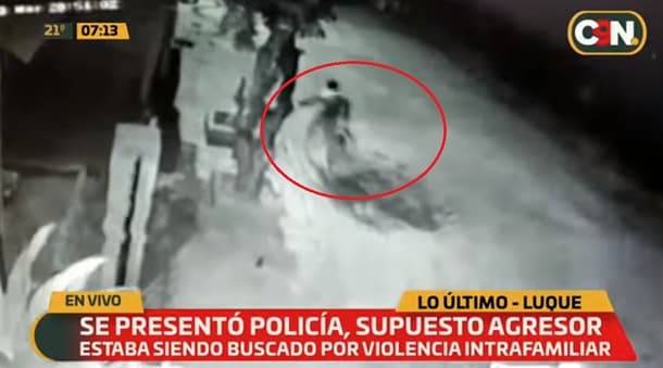 Se presenta policía grabado golpeando a su pareja