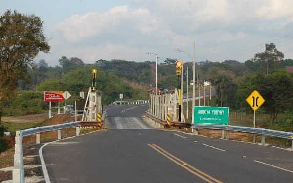 Inauguran asfaltado y puente de una mano con semáforo
