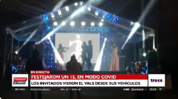 Disfrutan de vals de 15 años desde el auto