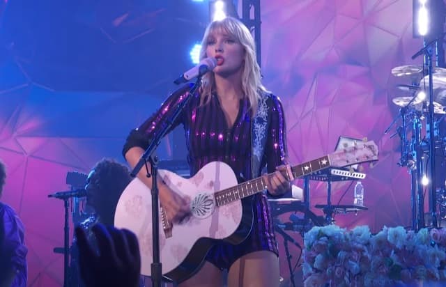 Acusan a Taylor Swift de “robar logotipos de mujeres negras”