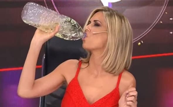 Conductora toma en vivo dióxido de cloro porque “cura” el Covid-19