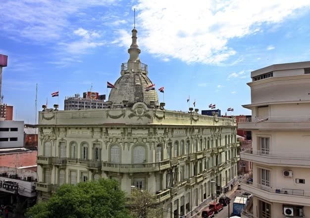 Fitch mantiene calificación de Paraguay y cuestiona Ley Anti ONG