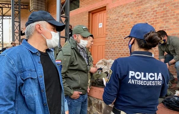 Armas, proyectiles y celulares, entre las evidencias halladas en campamento