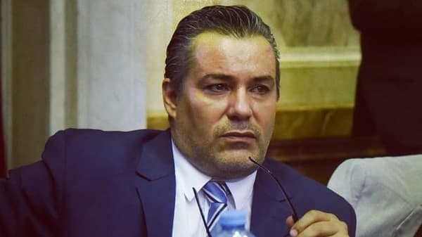 Aceptan renuncia de diputado que probó pecho de su pareja en sesión