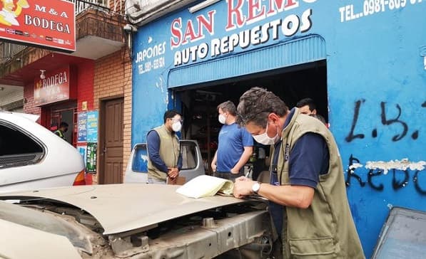 Clausuran locales que dificultan circulación peatonal en Asunción