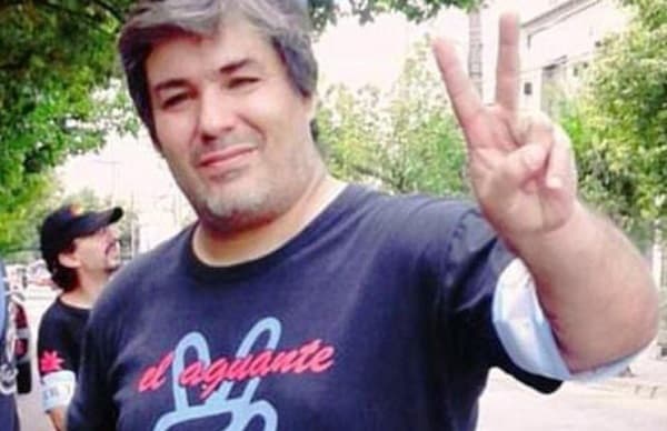 Diputado dice que probó la prótesis de su pareja porque “no tenía internet”