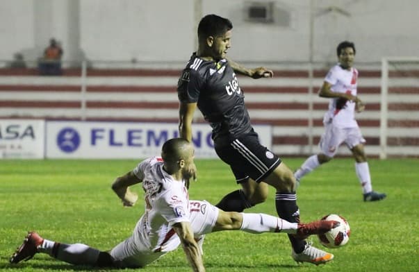 Olimpia golea y se mantiene en la pelea