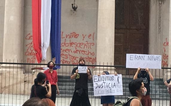 Fiscalía abre investigación por pintata y quema en el Panteón