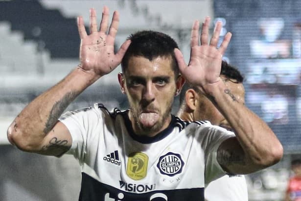 Olimpia golea a Nacional y se mantiene en la pelea