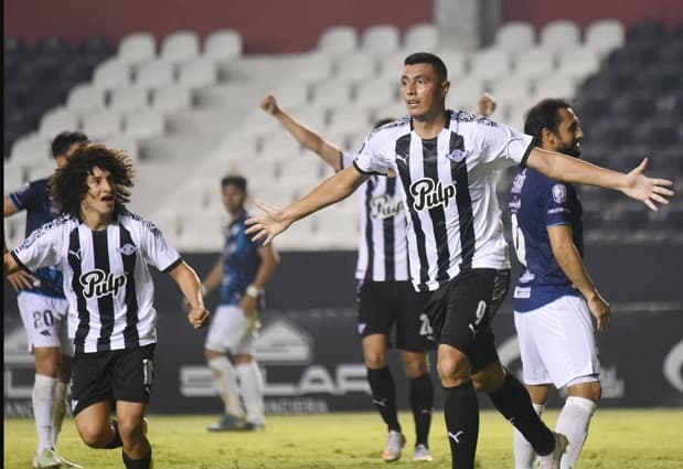 Libertad sufre, pero termina goleando a Guaireña