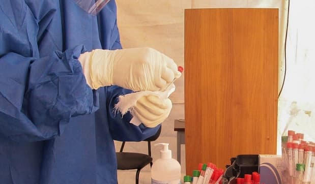 Salud reporta nuevo récord de 49 fallecidos y 2.023 positivos