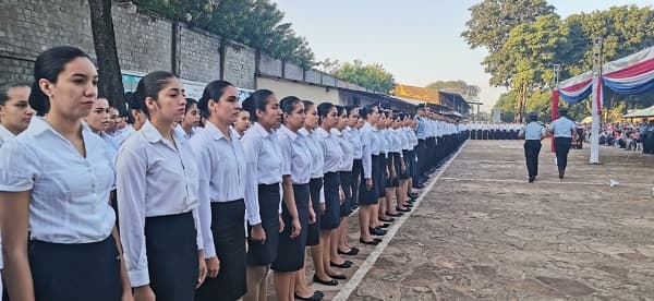Comisario captado agrediendo a estudiantes en academia privada