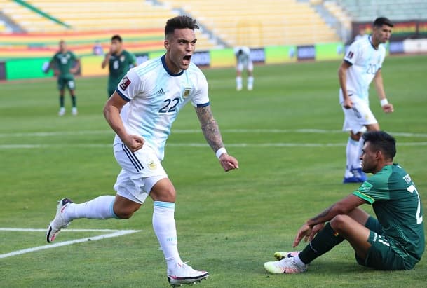 Argentina gana en Bolivia y es puntero