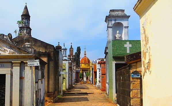 Asunción combate dengue con medida en cementerios