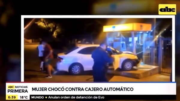 Conductora se lleva por delante un cajero al asustarse
