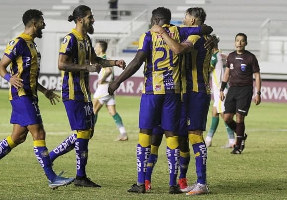 Delfín le da una “aleta” a Olimpia