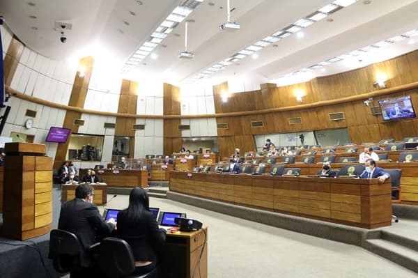 Diputados excluyen a tabacaleras y clubes de ley contra el lavado