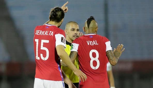 Chilenos “crucifican” a Eber Aquino en redes