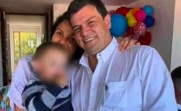 Madre muere al proteger a su hijo en accidente aéreo