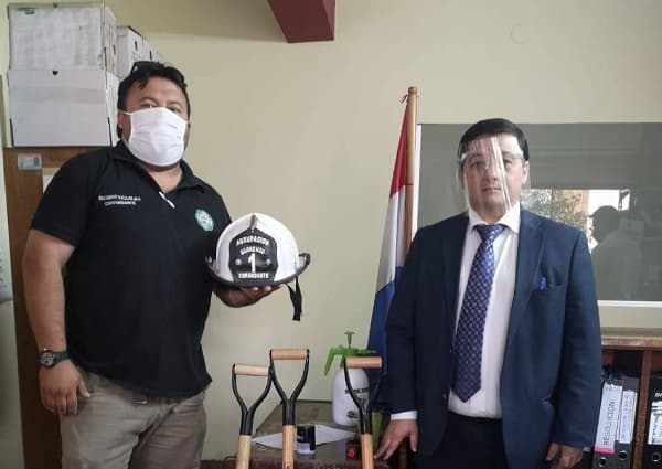 Fiscalía dona tres palas a bomberos y genera burlas en redes