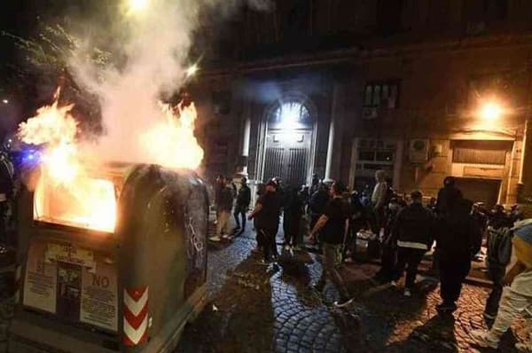 Manifestantes se enfrentan a policías por toque de queda en Italia