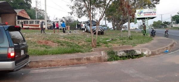 Joven muere tras impacto de una camioneta por una columna  