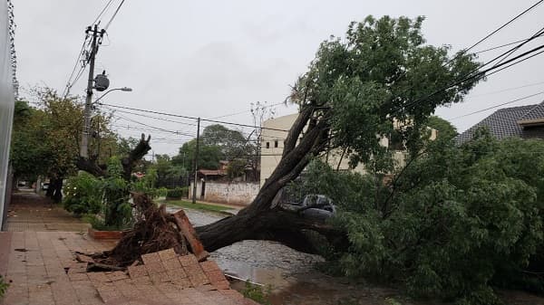 Temporal deja sin energía a 120 mil usuarios de la ANDE