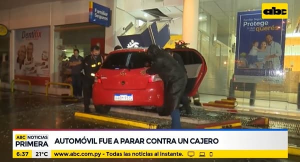 Mujer perdió el control de su rodado e impactó contra un cajero