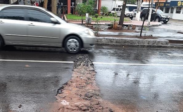 Comuna capitalina reclama a ESSAP rotura de pavimento inaugurado