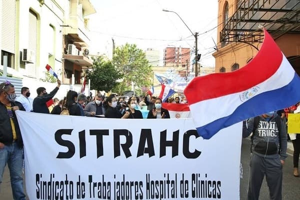 Funcionarios de Clínicas seguirán en huelga