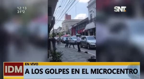 Conductor y motociclista se agarran a los goles en el microcentro