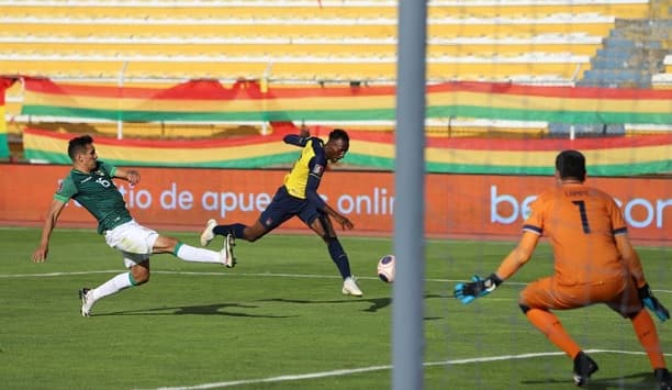 Ecuador remonta y vence a Bolivia