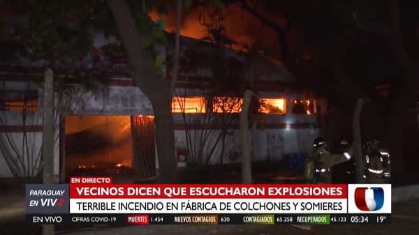 Gran incendio consume fábrica de colchones