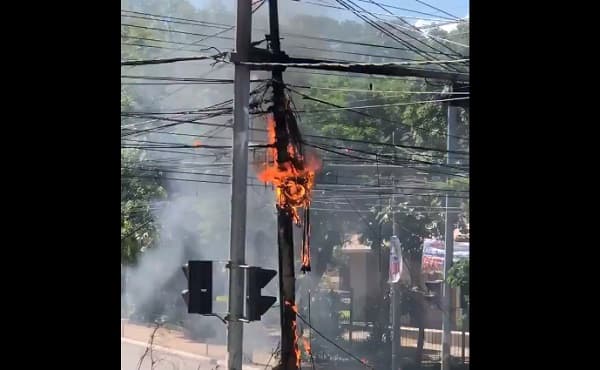 Incendio de cablerío obliga a desviar el tránsito