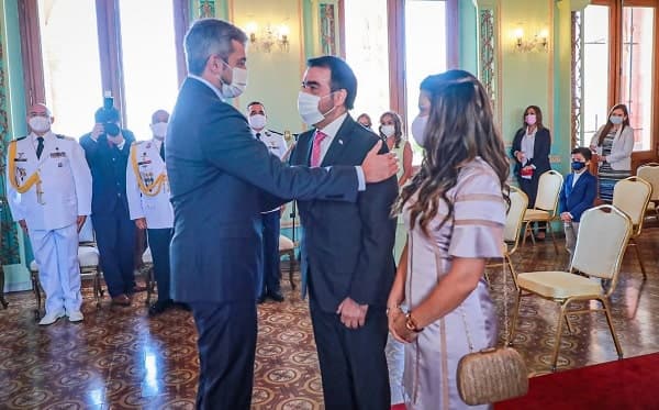 Oscar Llamosas jura como ministro de Hacienda