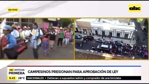 Mujeres lideran la marcha campesina en el microcentro