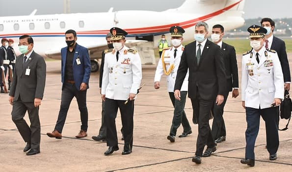 Abdo Benítez viaja a Bolivia para asunción del nuevo presidente