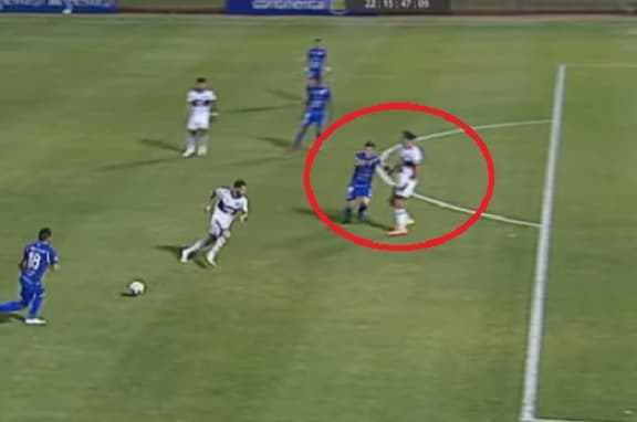 Roque hizo “desviar” a defensor, según árbitro