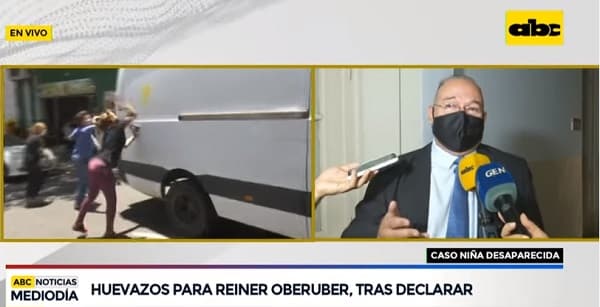 Despiden con huevazos a Reiner Oberuber tras declaración