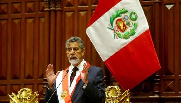 Jura nuevo presidente del Perú tras violentas protestas
