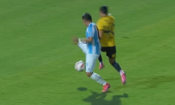 Montiel se dejó caer, según el VAR