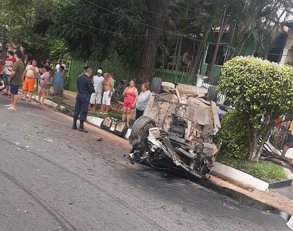 Conductor choca contra columna de la ANDE en Lambaré