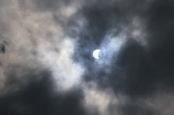 Pese a alta nubosidad, eclipse de sol es observado en varios puntos del país