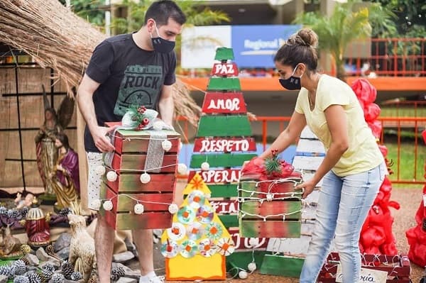 Grupo empresarial decora la plaza de Armas en Encarnación