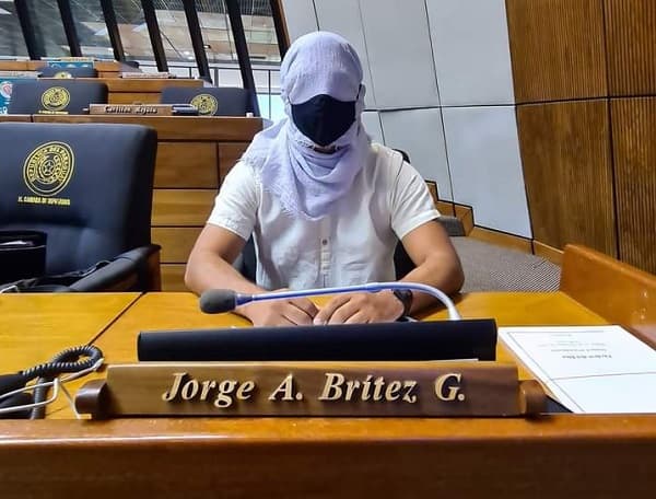 Diputado “antitapabocas” se presenta con el rostro cubierto