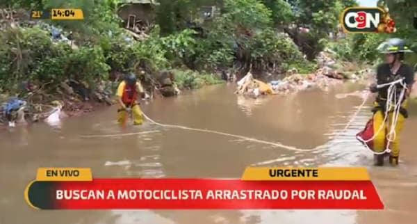 Buscan a motociclista arrastrado por raudal en Villa Elisa