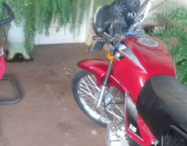 Desconocidos despojan de su motocicleta a balazos a joven playero