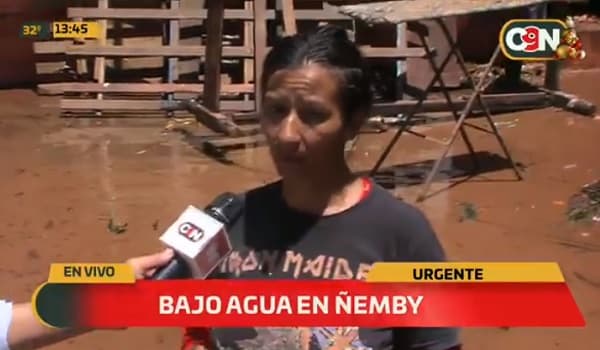 Tormenta deja bajo agua vivienda de una mujer en Ñemby