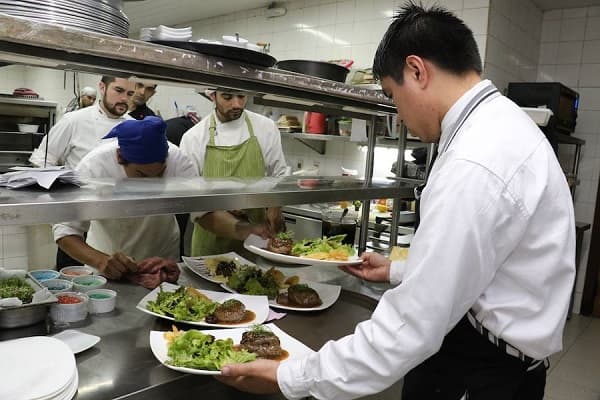 Cerca del 55% de trabajadores de restaurantes siguen suspendidos