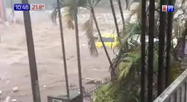 Taxista permanece atrapado en medio del raudal en Lambaré